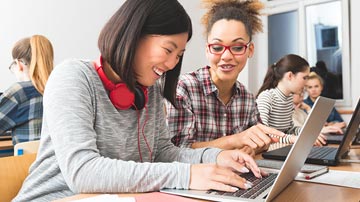 Två college-studenter ser på en inspelning av gratis konferensinspelningar