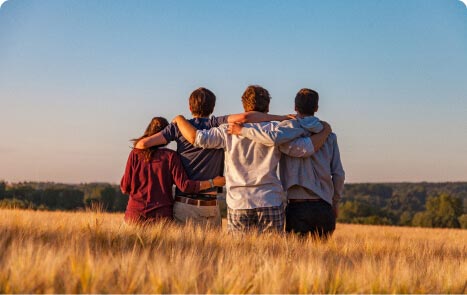 groupe de personnes s'étreignant à l'extérieur